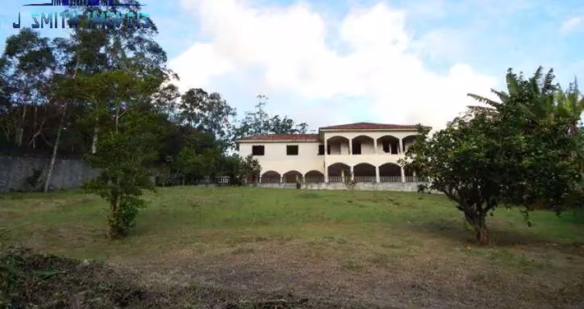 Área especial com 3.726m², com casa grande  inacabada - km 26