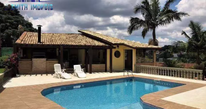 Linda casa contemporânea, em final de rua com vista para o verde