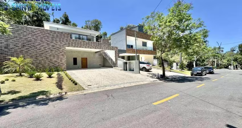 Casa nova, térrea, 3 suítes, piscina, elevador na garagem. condomínio top!