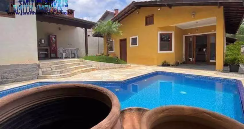 Maravilhosa casa em condomínio fechad0, piscina, lareira.