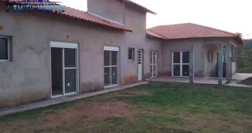 Casa com projeto arrojado, térrea assobradada, em condomínio fechado.