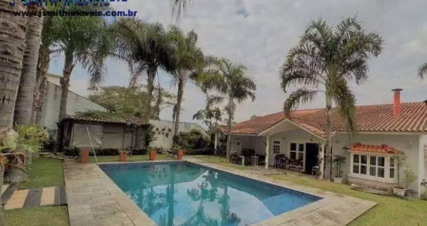 Casa estilo campestre, em condomínio alto padrão em cotia.