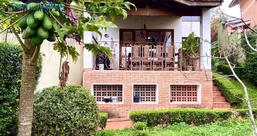 Casa 4 suítes, rústica, linda, em condomínio fechado com lazer completo!