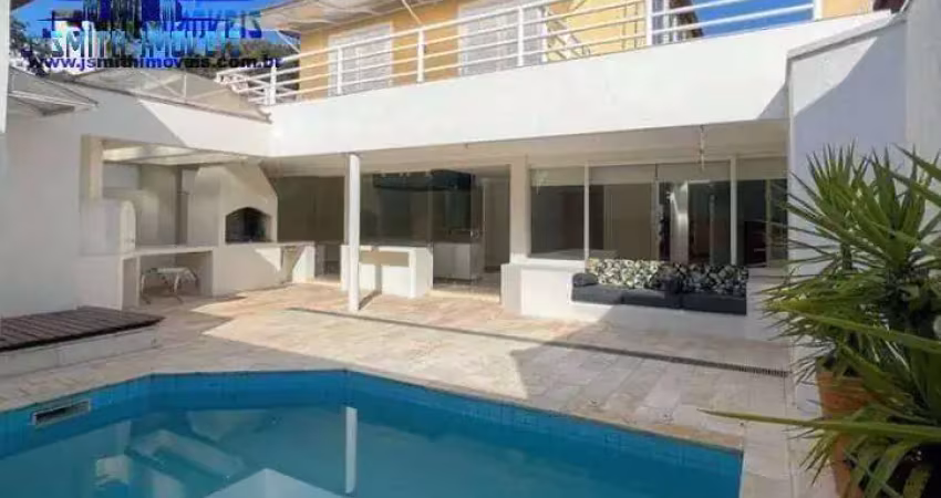 Casa 4 dorm/2sts, repleta de armários, piscina, gourmet, clube completo!