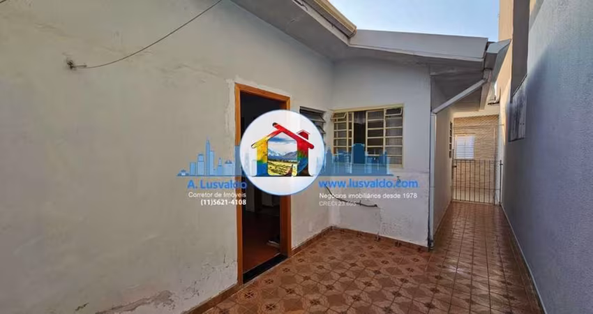 Bela casa com 2 dormitórios, Edícula e 3 vagas pra carro no Bairro Planalto