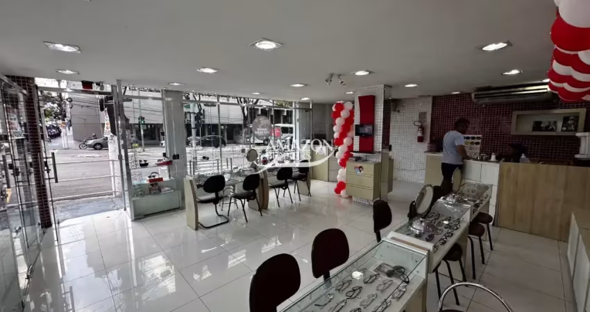 Linda casa com ponto comercial disponível para venda