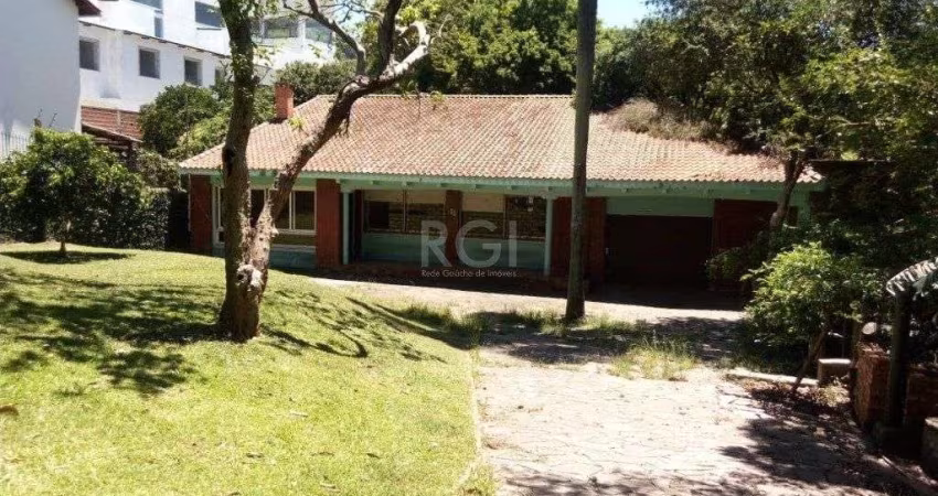 Casa para Venda - 244m², 2 dormitórios, 4 vagas - Teresópolis