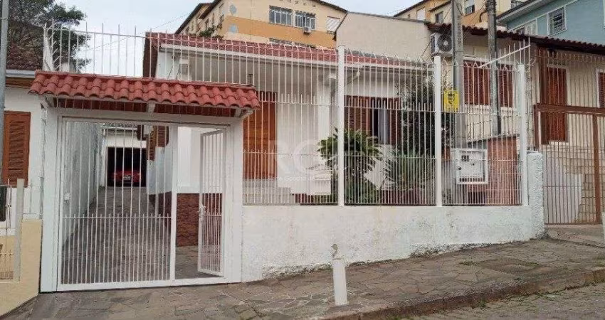 Casa para Venda - 95m², 2 dormitórios, 3 vagas - Teresópolis