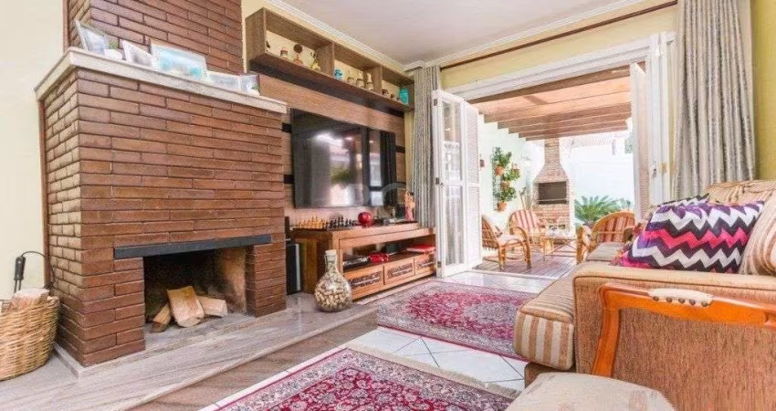 Casa para Venda - 258m², 3 dormitórios, sendo 1 suites, 4 vagas - Teresópolis