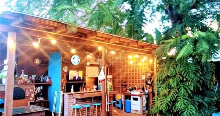 Casa com 233m², 2 dormitórios sendo 1 suíte, living com lareira, espaço gourmet com churrasqueira, pátio e 2 vagas de garagem no bairro Sarandi