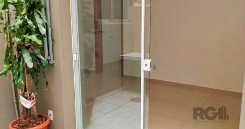 Apartamento GARDEN com dois pátios privativas, 1 dormitório, sala, cozinha, 1 banheiro na Av. Getúlio Vargas.