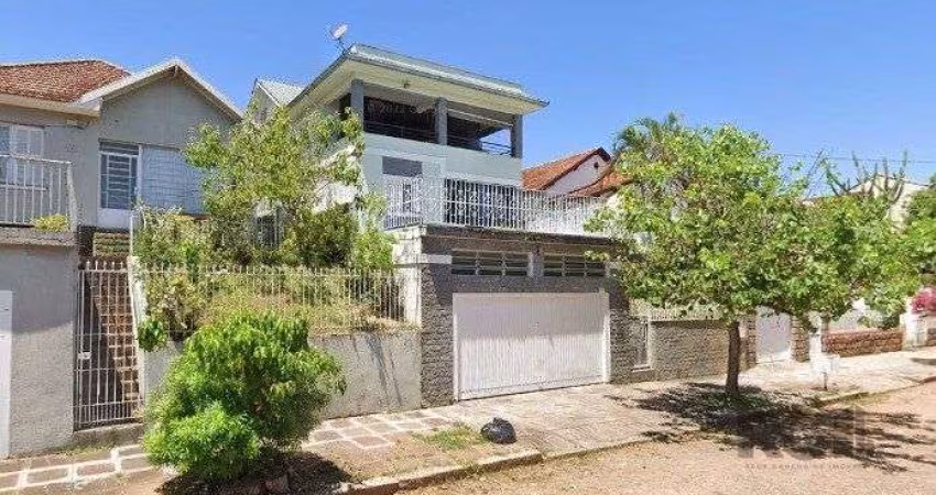 Casa com 167m², 4 dormitórios, 2 suítes, 2 vagas no bairro Santa Tereza