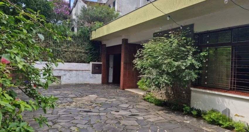 Casa com 243m2 de área privativa, com amplo pátio de 11 x 44, próxima a Av. Teresópolis