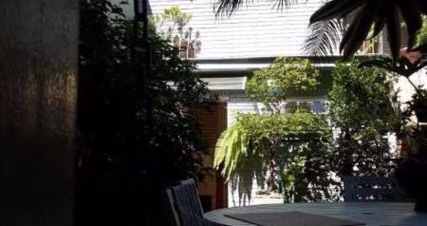 Sobrado em Porto Alegre, no bairro Hípica, com 3 dormitório(s), e 3 banheiros, à venda.
