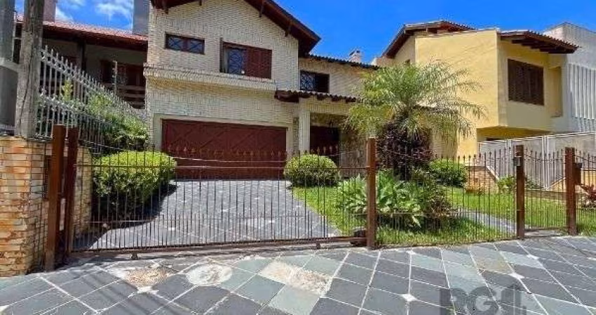 Casa em Porto Alegre, no bairro Ipanema, com 3 dormitório(s), e 3 banheiros, à venda.