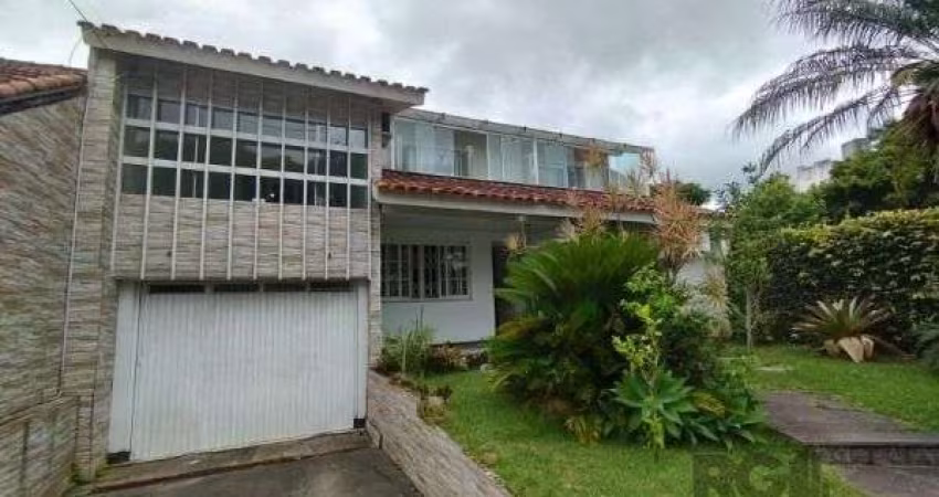 Casa em Porto Alegre, no bairro Ipanema, com 6 dormitório(s), e 6 banheiros, à venda.