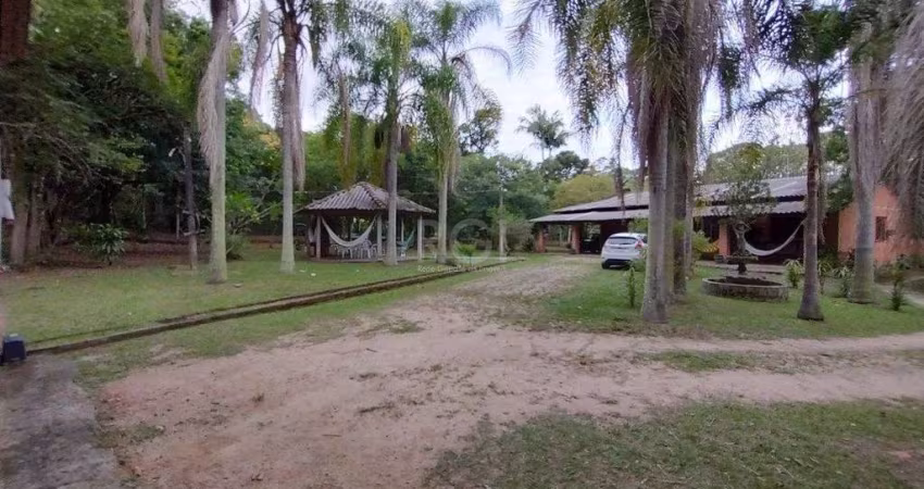 Sitio à venda no Lami, com 2 casas térreas, com 4 quartos cada uma