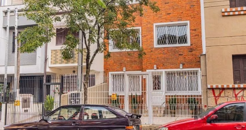 Terreno de 6,60 m X 17,60 m, a casa comercial oferece um amplo espaço
