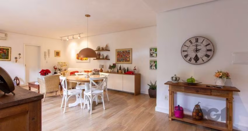 Casa térrea, 3 quartos, edícula, com 2 suites, pátio - Bairro Guarujá