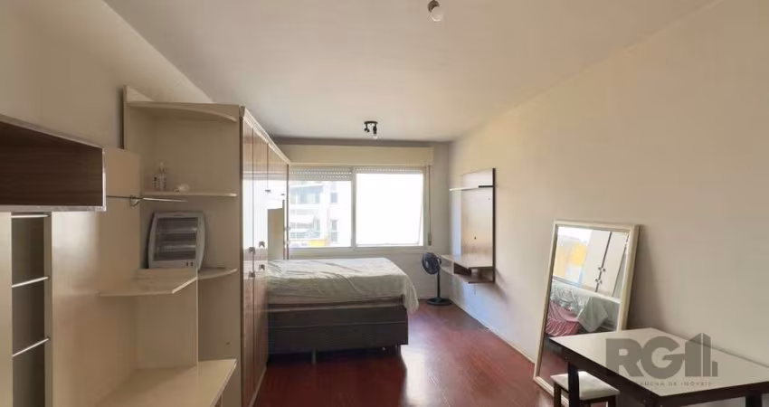 STUDIO MOBILIADO EM FLAT A POUCOS METROS DA ORLA DO GUAÍBA