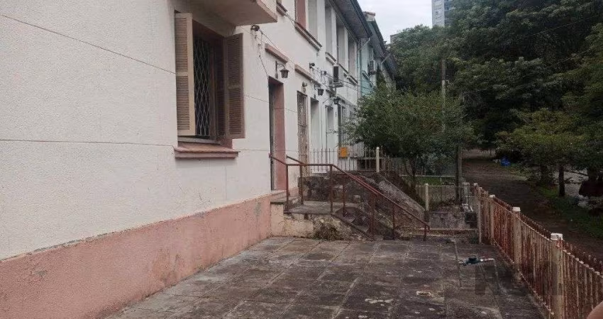 Sobrado no bairro Petrópolis com amplo terreno