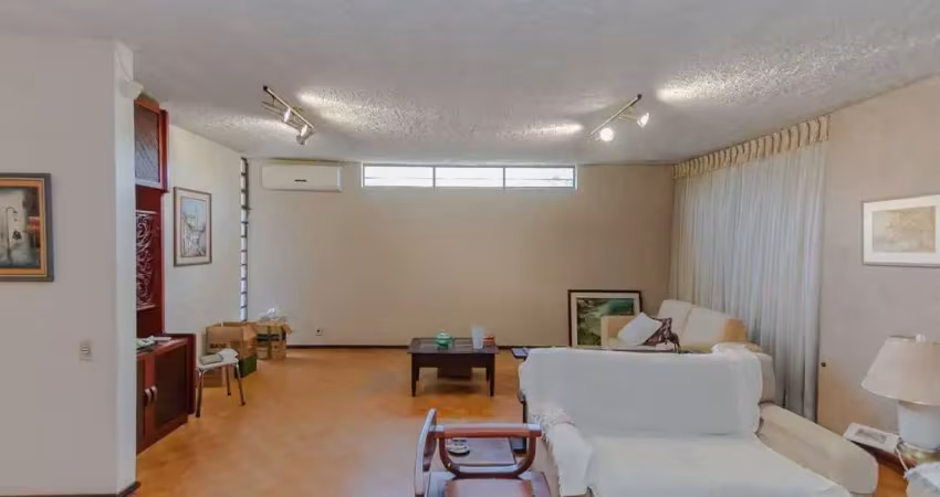 Casa com 3 dormitórios com 279.5m², no bairro três figueiras