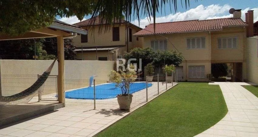 Casa para Venda - 300m², 4 dormitórios, sendo 2 suites, 4 vagas - Medianeira