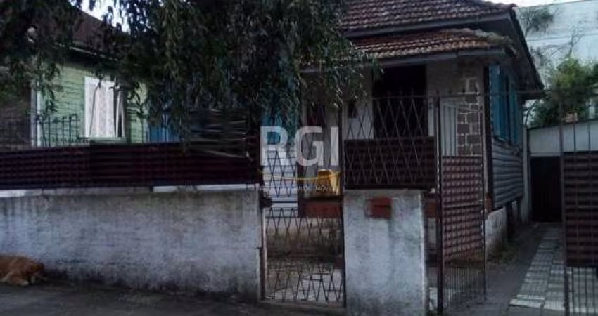 Casa para Venda - 300m², 2 dormitórios, 3 vagas - Teresópolis