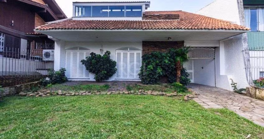 Casa para Venda - 337m², 3 dormitórios, sendo 1 suites, 3 vagas - Cristal