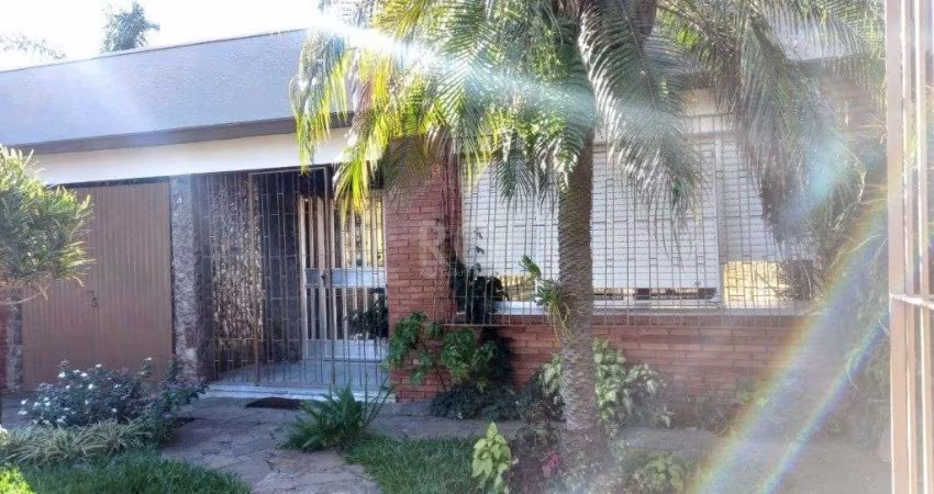 Casa para Venda - 217m², 3 dormitórios, sendo 1 suites, 4 vagas - Morro Santana