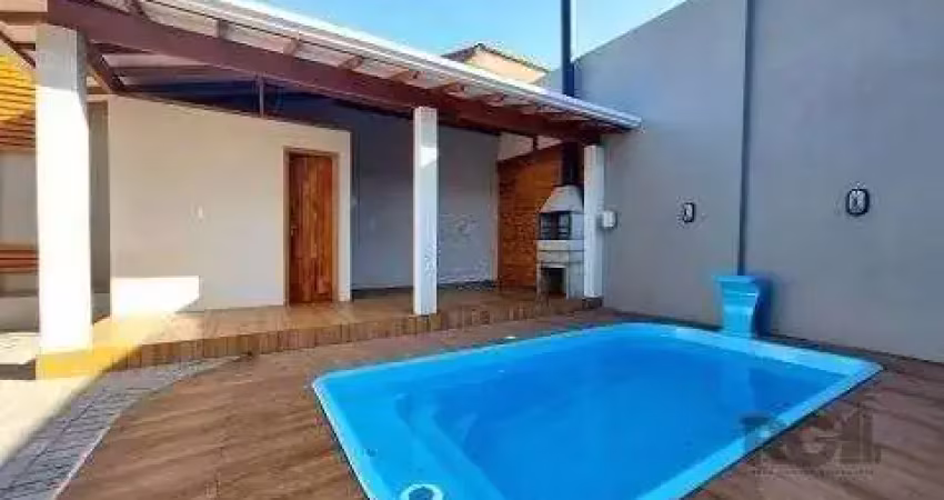 Excelente casa de 85m² com 2 dormitórios, piscina e 6 vagas.