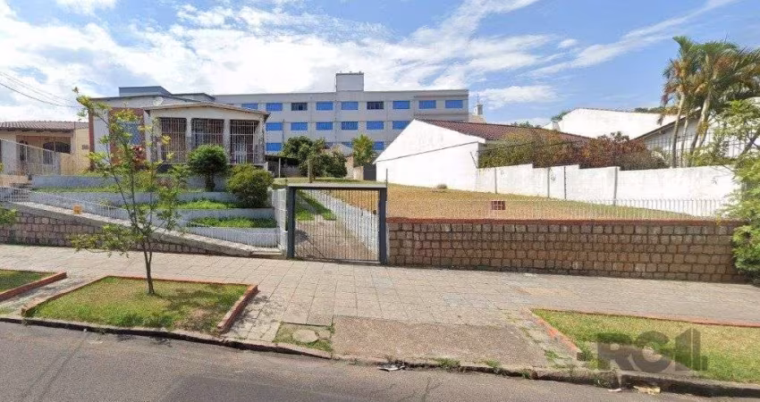 Casa com terreno 26X44, toda gradeada. Próximas as principais ruas do bairro Glória, podendo ser usado para residência ou comercial.