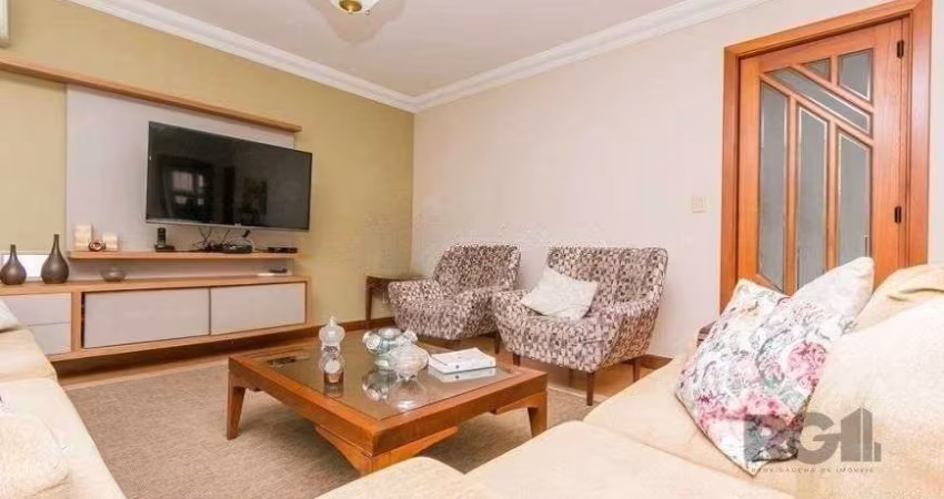 Casa de 380m² - 4 dormitórios, 2 suítes, 4 vagas no bairro Bom Jesus
