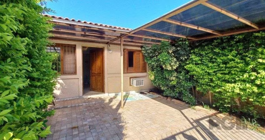 Casa de 2 dormitórios localizada no bairro Hípica
