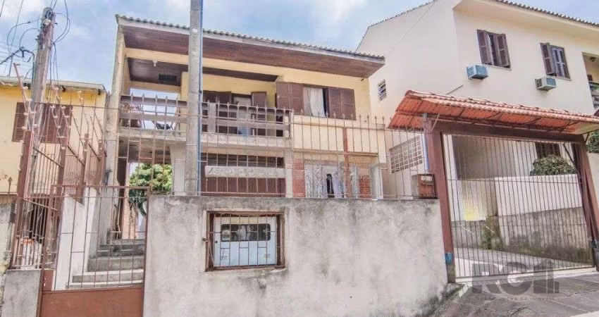 Casa de 4 dormitórios no bairro Glória