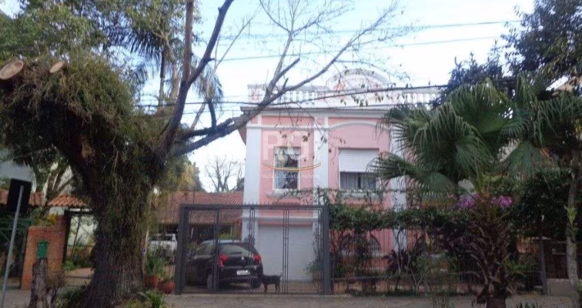 Casa para Venda - 240m², 6 dormitórios, 4 vagas - Teresópolis