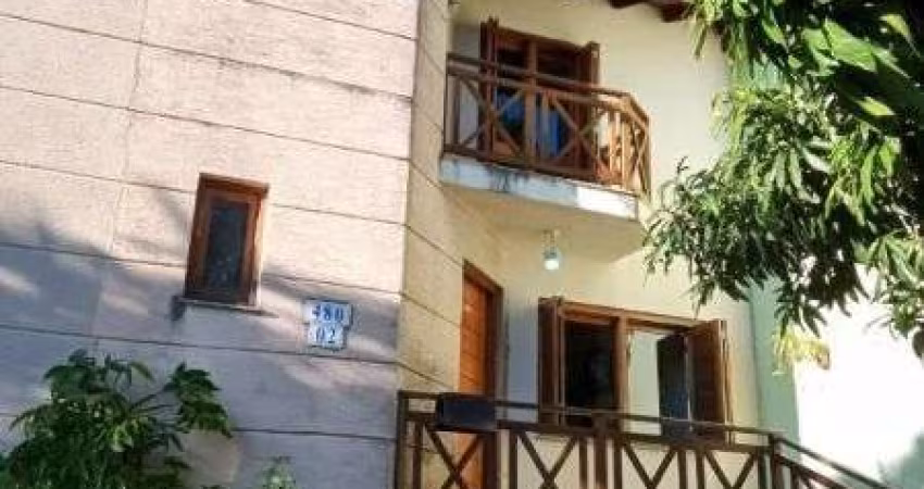 Casa em Porto Alegre, no bairro Teresópolis, com 2 dormitório(s), e 2 banheiros, à venda.
