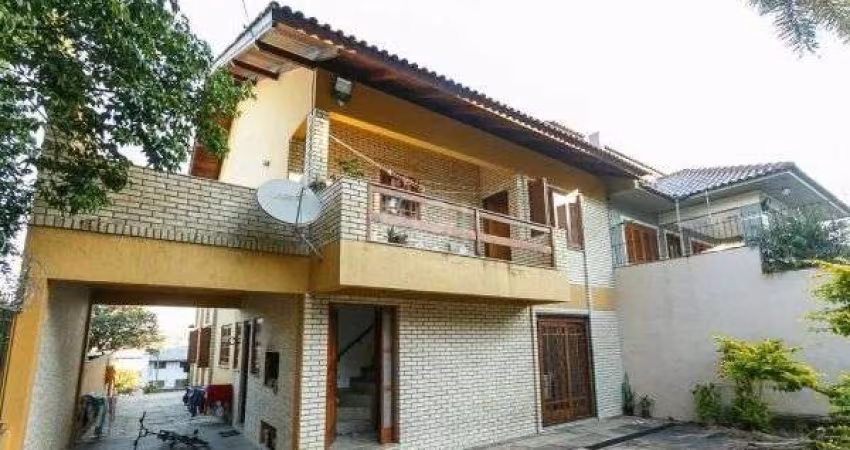 Casa em Porto Alegre, no bairro Cavalhada, com 5 dormitório(s), e 5 banheiros, à venda.