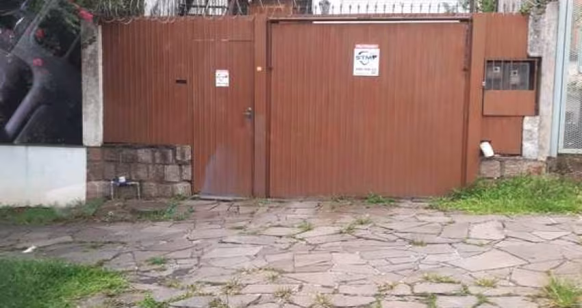 Sobrado no Menino Deus com 3D, garagem para 2 carros e piscina.