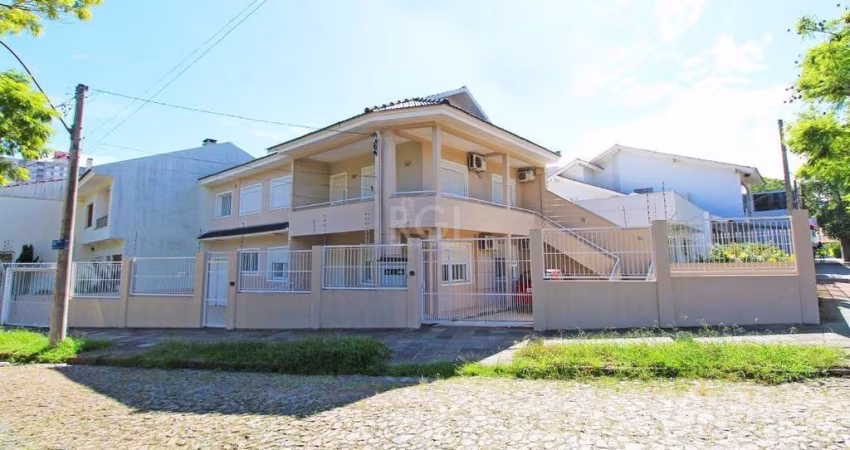 Casa térrea de 2 dormitórios e 3 vagas de garagem na Vila Ipiranga em Porto Alegre.