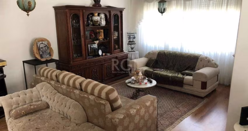 Casa para Venda com 3 dormitórios, sendo 1 suites e 3 vagas no bairro Guarujá