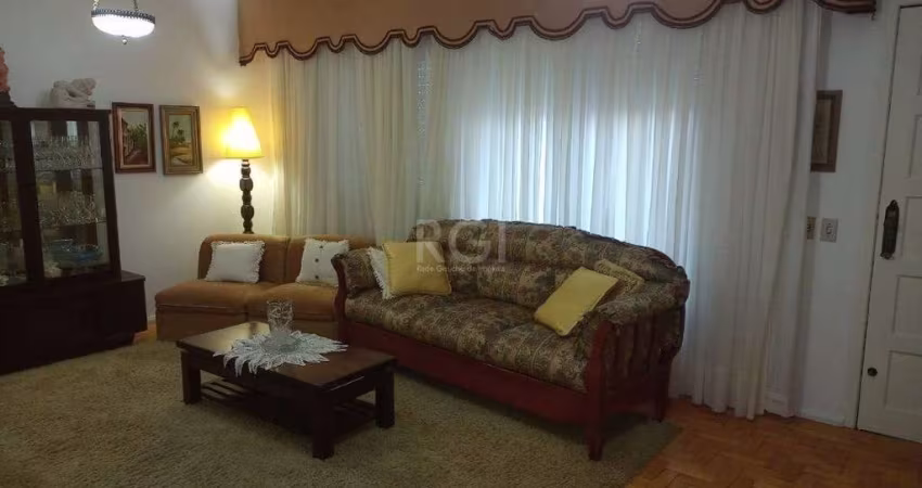 Casa para Venda - 220m², 3 dormitórios, sendo 1 suites, 1 vaga - Camaquã