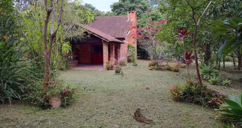 Sito à venda no Lami, com casa com quartos, 1 banheiro e piscina