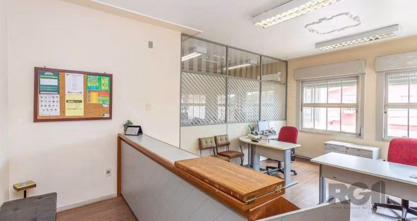 Casa 4 dormitórios, sendo 1 suíte no bairro Menino Deus em Porto Alegre