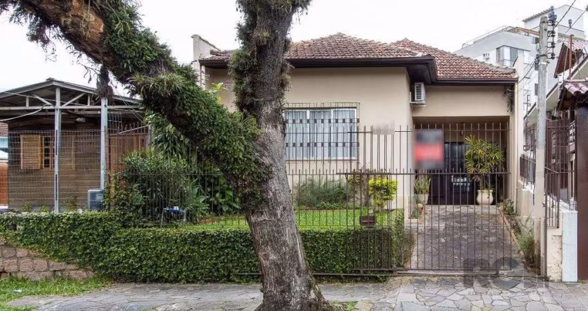 Casa térrea, 2 quartos, 2 vagas, edicula com 1 quarto e um banheiro - Bairro Tristeza