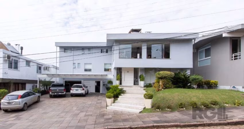 Casa em condominio . com 6 suites, sendo 3 suítes master com closet e hidro.