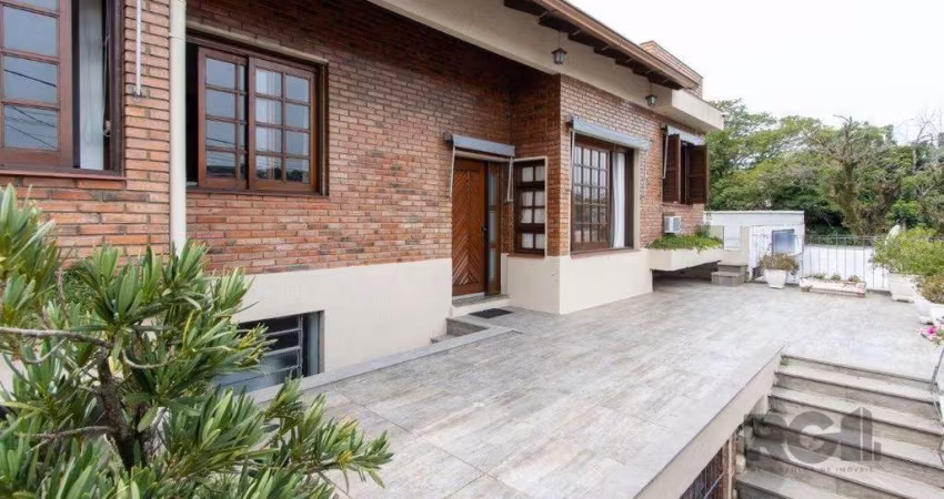Casa para Venda - 440m², 3 dormitórios, sendo 1 suites, 2 vagas - Santa Tereza