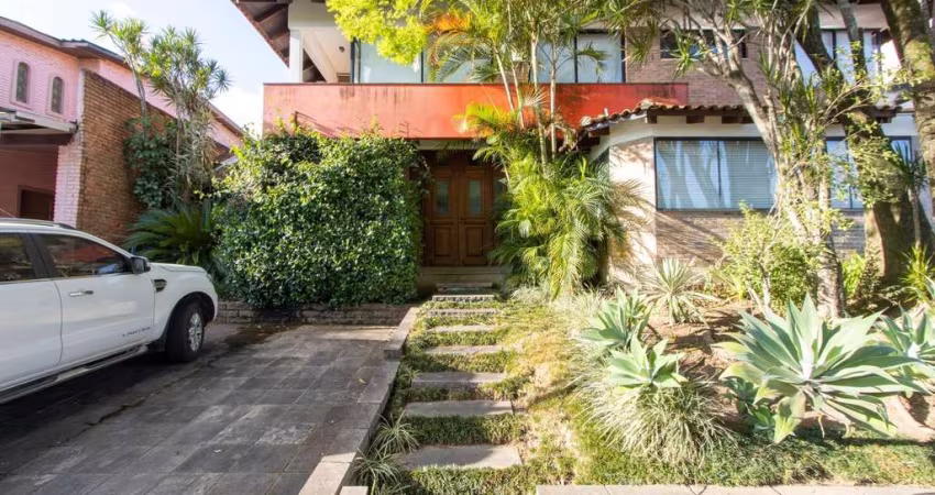 Excelente Casa em Condominio Fechado com 440,60m Dormitórios, sendo 2 Suítess