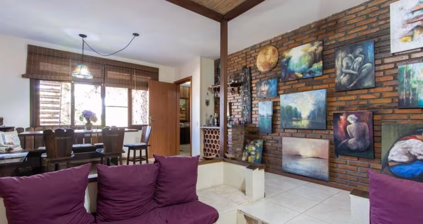Casa de Alvenaria, possui 3 dormitórios, uma suíte, hall de entrada, lavabo, living com lareira, cozinha ampla com armários, área gourmet com churrasqueira, corredor, pátio e 4 vagas de garagem, uma c