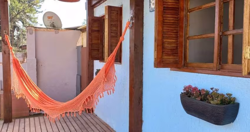 Casa térrea de 2 dormitórios, living, cozinha, churrasqueira, área de serviço, banheiro social, vaga para 2 automóveis.
